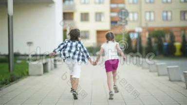 两个快乐的孩子<strong>手拉手</strong>一起跑。 他们的金发在风中飘扬.